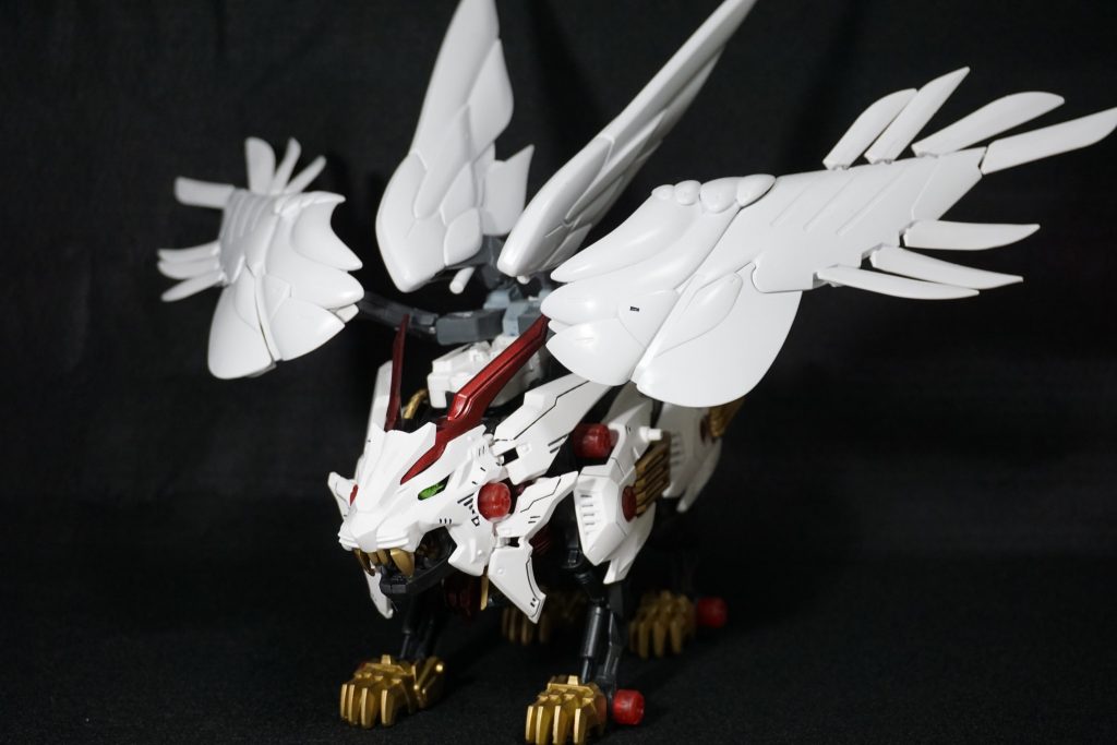 「対象年齢６歳以上」の低年齢向け玩具ですが、非常にかっこいいい製品です。プラモデルではないので、可動域こそ少ないですが、電池＋モーター稼働で歩行したり、とてもよくできてるなと感心します。