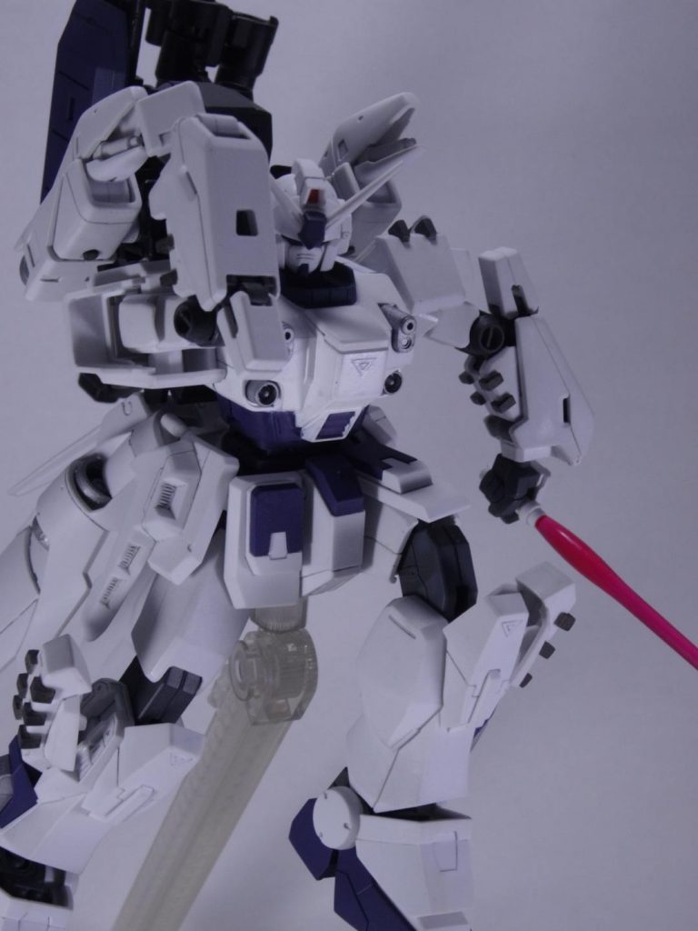 ビームサーベル抜刀
ビームサーベルは4本装備されてることになります。(GP-03のバックパックに2本、陸戦系足に2本)
キットの都合上、バックパックの口の中のサーベルは取り出せない飾り…そこまでは改造できなかった…(そもそも手持ち用サーベルと懸架用サーベルが別パーツなのよね…)