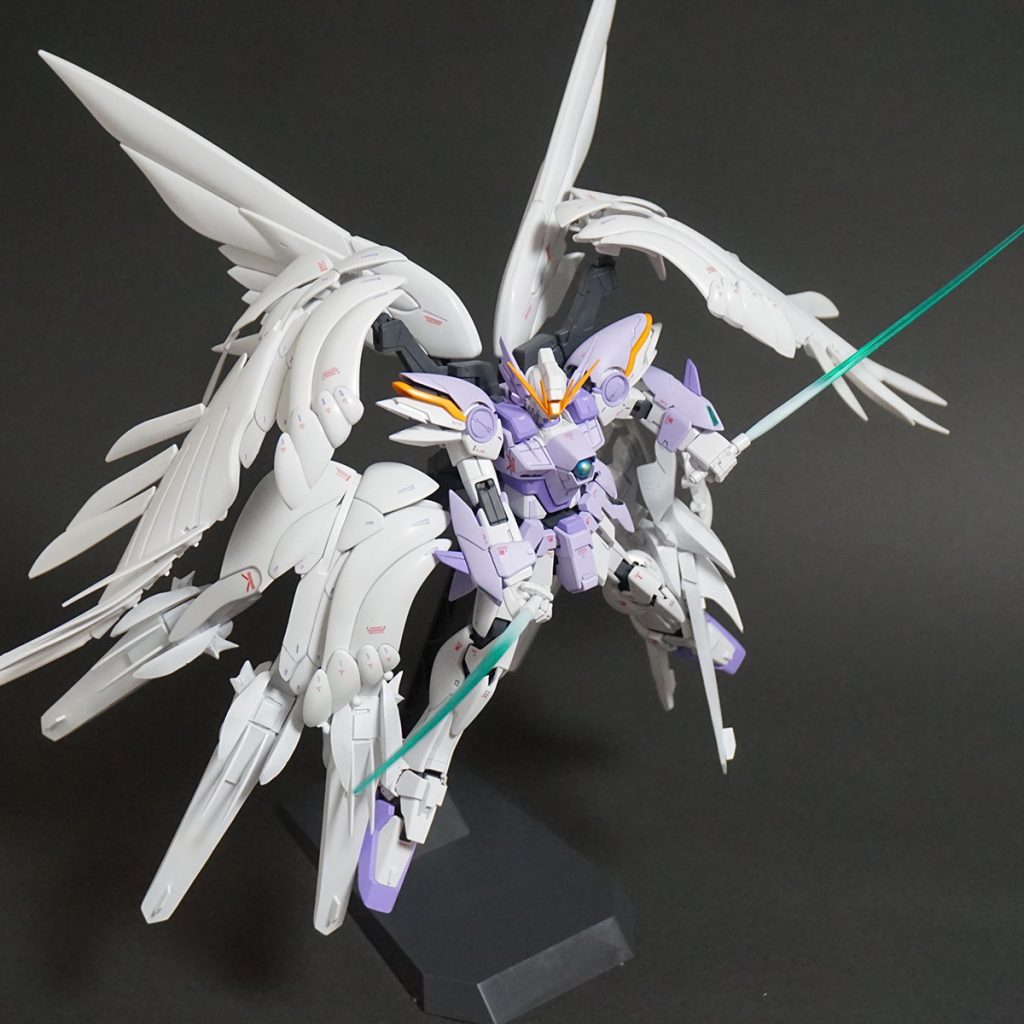 ビームサーベルを構えて