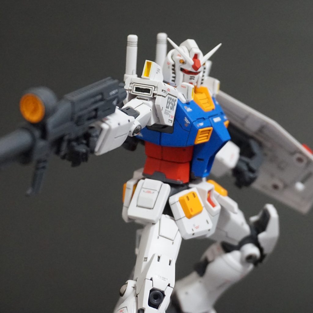 ビームライフルを構えて