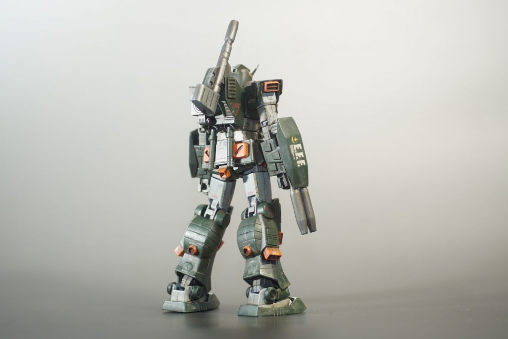 MGの物をみたら、サーベルの柄を腰にマウントしてたので、ネオジウム1mmで着けてみました。