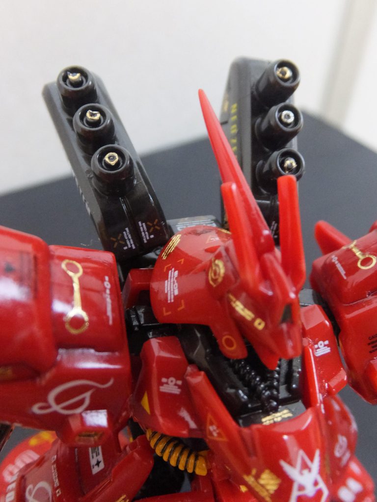 ファンネルにもデカールを貼付。細かい部分はトップコートするとどうしてもめくれてしまいます。何か良い方法はないですかね？