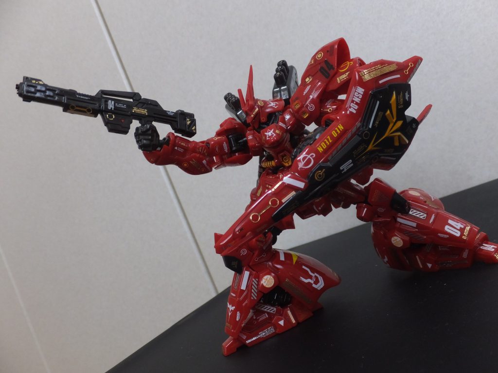 カッコよすぎ。ガンダムのライバル機の中では一番好きな機体です。ちなみに私は「ピカピカ感」が好きなのでトップコートは光沢派です。