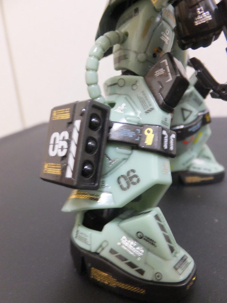 量産型（Ｆ／陸戦型）のみに付いている３連装ミサイルポッド
シャアザクより強そうに見えます。