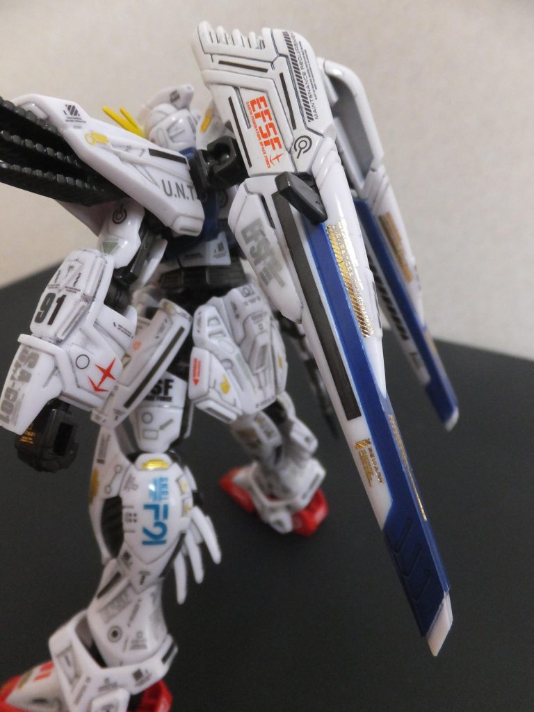 Ｆ９１の特徴的な武器「ヴェスバー」スライドさせて伸縮できる機能も付いており食玩とは思えないクオリティです。