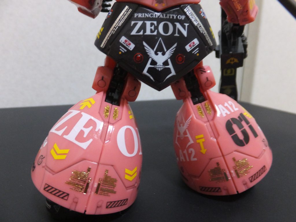 デカールを貼れる面積が非常に大きいため、Ｇフレームでは普段使わない大きめのデカールをふんだんに使いました。