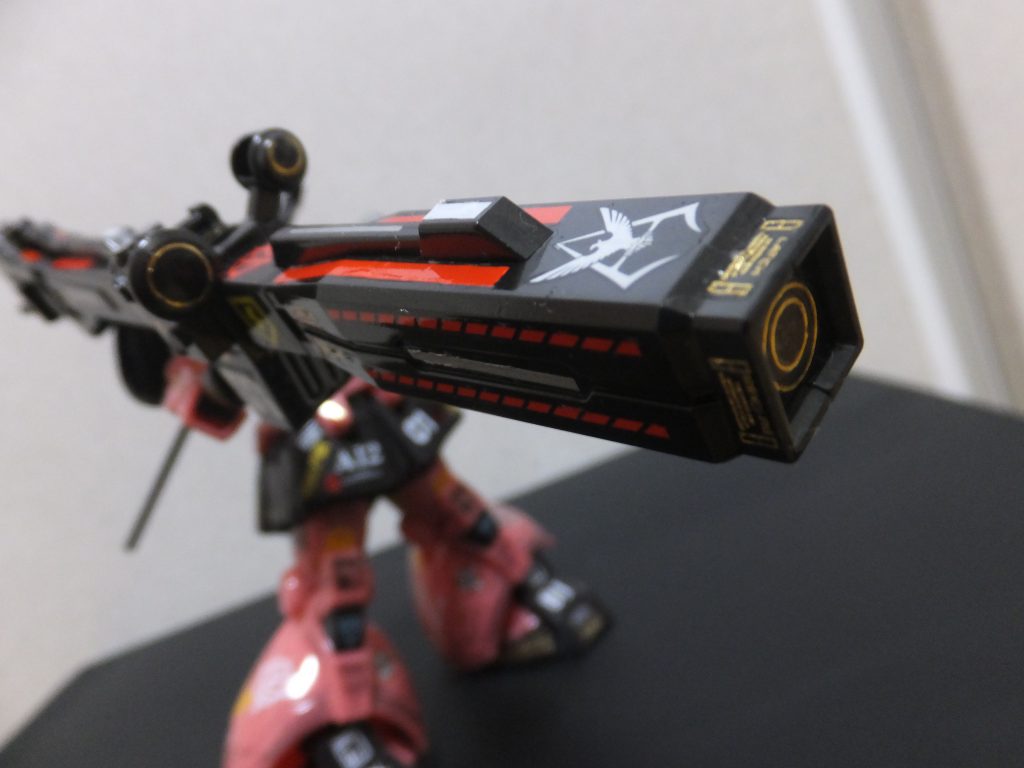 自身の身長をはるかに超えるジャイアントバズーカ。これまで製作したＧフレームの中で武器のデカール貼りに一番手間がかかりました。