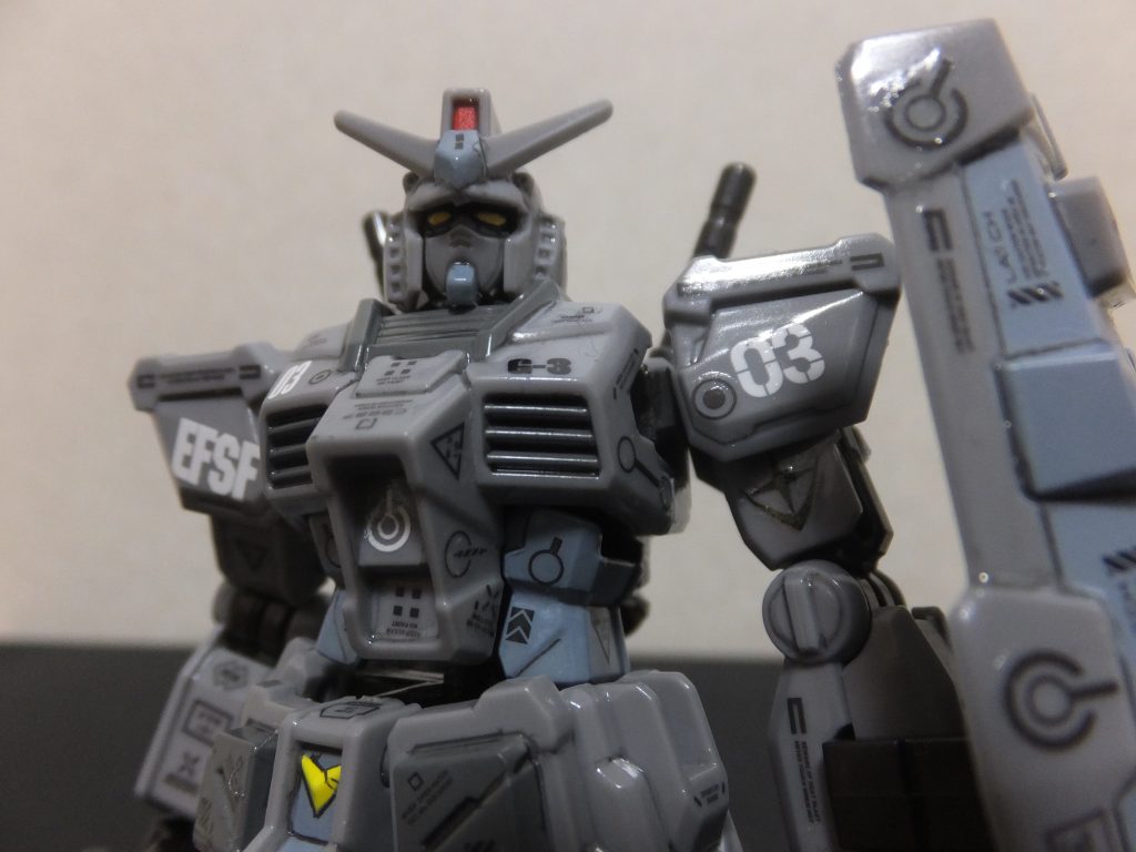 グレー一色の渋い機体なのでデカールはモノトーン調に仕上げました。ガンダムと色違いですが雰囲気が全然違いますね。