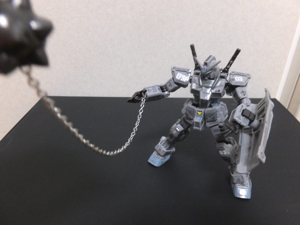 おりゃあ～！どうやって撮ったかって？鉄球の端っこを手でつまんでいるだけでう（笑）