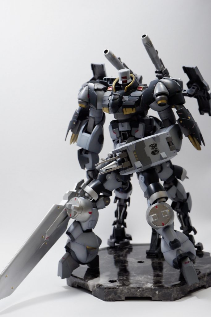 エルドラブルートの膝から下はそれぞれヘルムヴィーゲとマンロディ（ランド用パーツも）のパーツを取付。
上半身は腹部リーオー、胸から上はハイモックにヘルムヴィーゲのパーツを取付。頭部はリーオーのバケツ頭を採用。