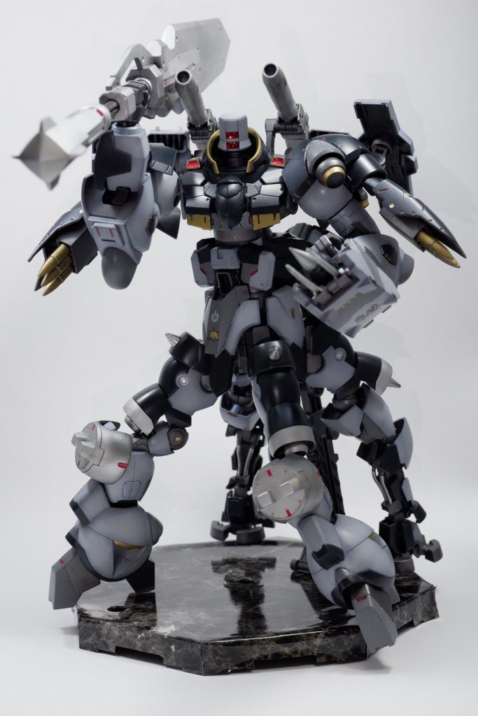 塗装はメインの白：Mrカラーの城用カラー（石垣）
　　　グレー：ニュートラルグレー
　　　黒：グロスシーブルーFS15042
　　　金：ブルーゴールド