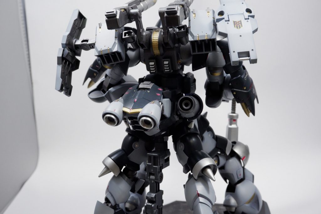 ハイモックのバックパックにヴァルキュリアフレームから切ったリアクターをつけてビルダーズパーツのキャノンを装着。
それだけだと寂しかったので余ってたストライカージンクスのパーツをつけてみました。