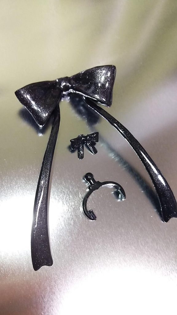 メタリックブラックで塗装後、ラメ入りレジンを塗っています。