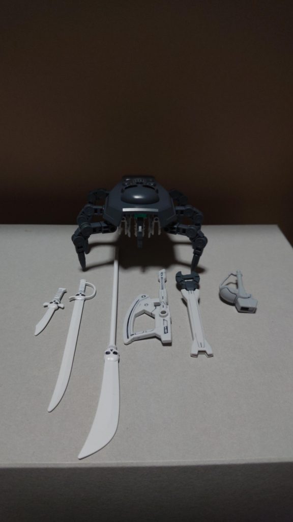 腹部に『キャプテン・スカールの七つ道具』を保管しており、身体を回転させて武装を受け渡し、時には武器を撃ち出すこともある。
武器が六つしかないと思いきや……