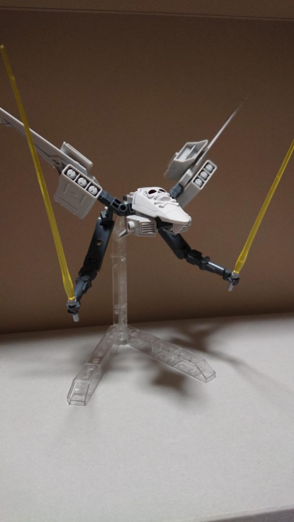 翼にはビームサーベルを装着しており、アームを使用しての近接戦が可能。
頭部は外してシールドとしても使えます。