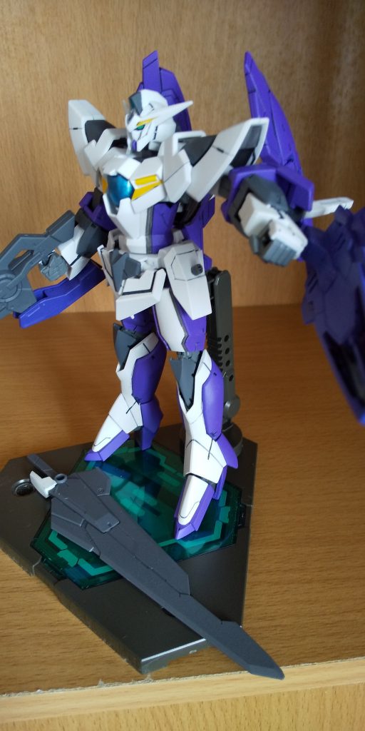 メイン写真では伝わりにくい部分を１枚

バスターソードの配置はサイドスカートのプラ棒ジョイントに、今後の改造次第で色々取り付けられるようにしています
太もものボールジョイントはサイドスカート下に隠れるようになっています
今考えている追加武装案は２つ、
先ずは簡単にアメイジングエクシアからGNブースターを装備、
もうひとつは、改造に使用して余ったリバーシブルとリボーンズのパーツを、ミキシング改造していきたいです