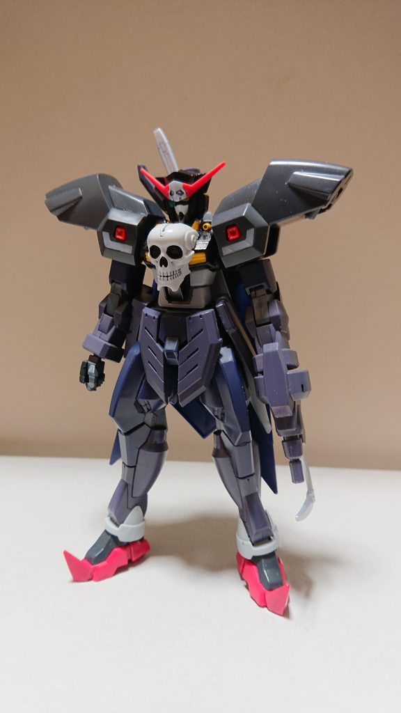 海賊を生業とし、通りかかる船を片っ端から襲って物資とMSのパーツを奪っていく。
特に頭部パーツを集めコレクションにしており、身体が顔であるフェイスシリーズをコレクションにしようと狙って来る。と言う設定で制作しました。
名前はサイボーグ009に登場するスカールから取りました。
頭部はダークハウンド、胴体はクロスボーン魔王、肩はカバカーリー、腕と脚にGサイフォス、手足にエクシアダークマターを使用。
バックパックはインジャスティスウェポンのナイトウィングを使っています。