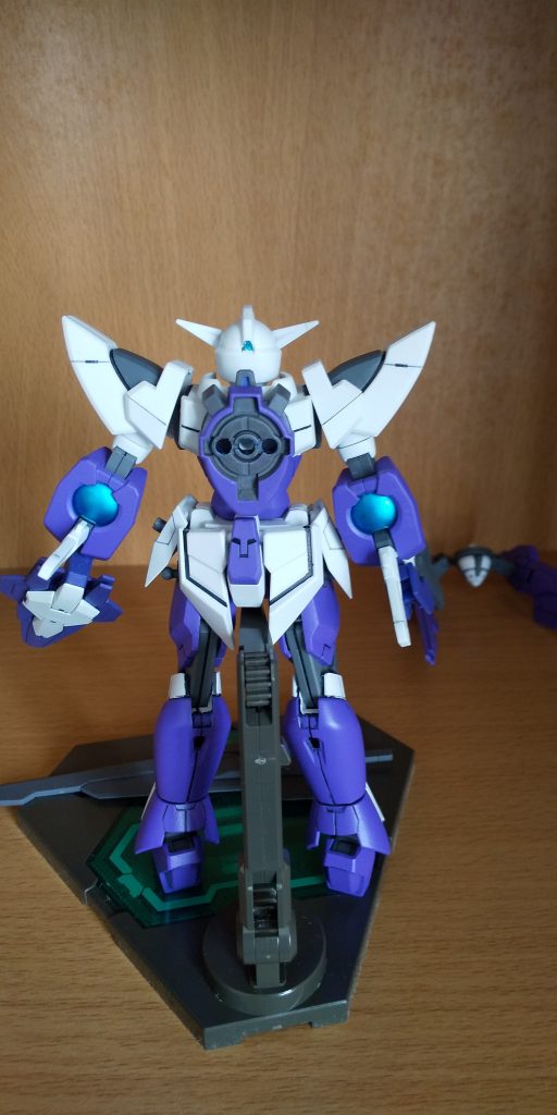 バックショットを１枚
制作中に感じた、アイズガンダムの拡張性の無さを解消するため、簡単な改造をしてます
背中のGNドライブ部分をアメイジングエクシアの背中装甲を張り付けてジョイント穴を確保
腰のサイドアーマーと太ももに極小ボールジョイントを埋めて、今後の追加武装を付けられるようにしています
なお太ももはリバーシブルガンダムのものにポリキャップ埋めと塗装して使ってます