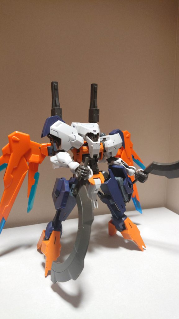 円月刀収納部はジョイントのお蔭でサブアームとして使用でき、そのまま抜刀することも出来ます。