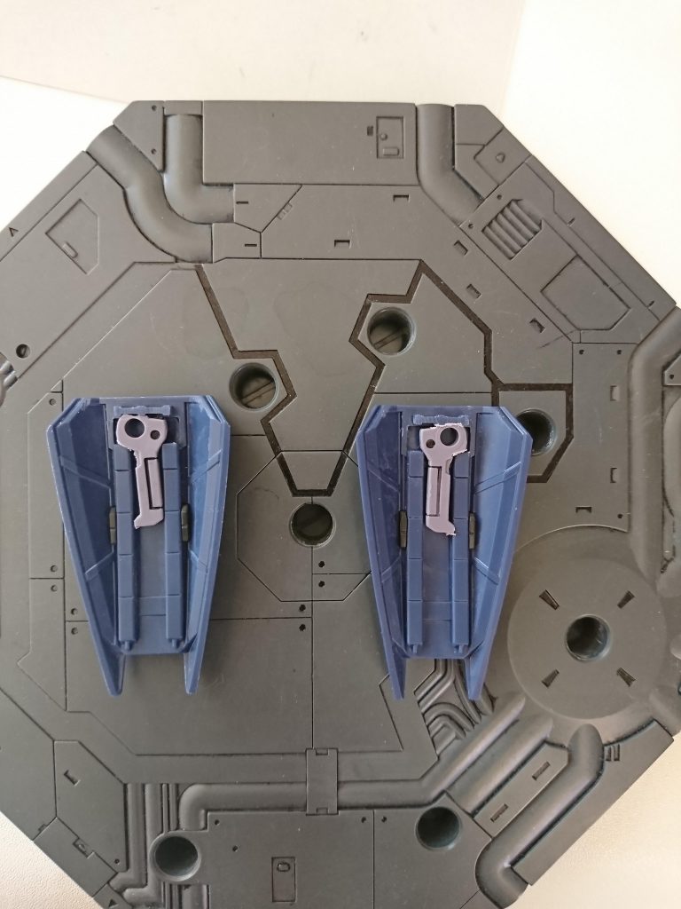 腰の横アーマーをシールドに代えて大きくしました。自然な改造がしたいので、バズーカのトリガーを削って はめました。