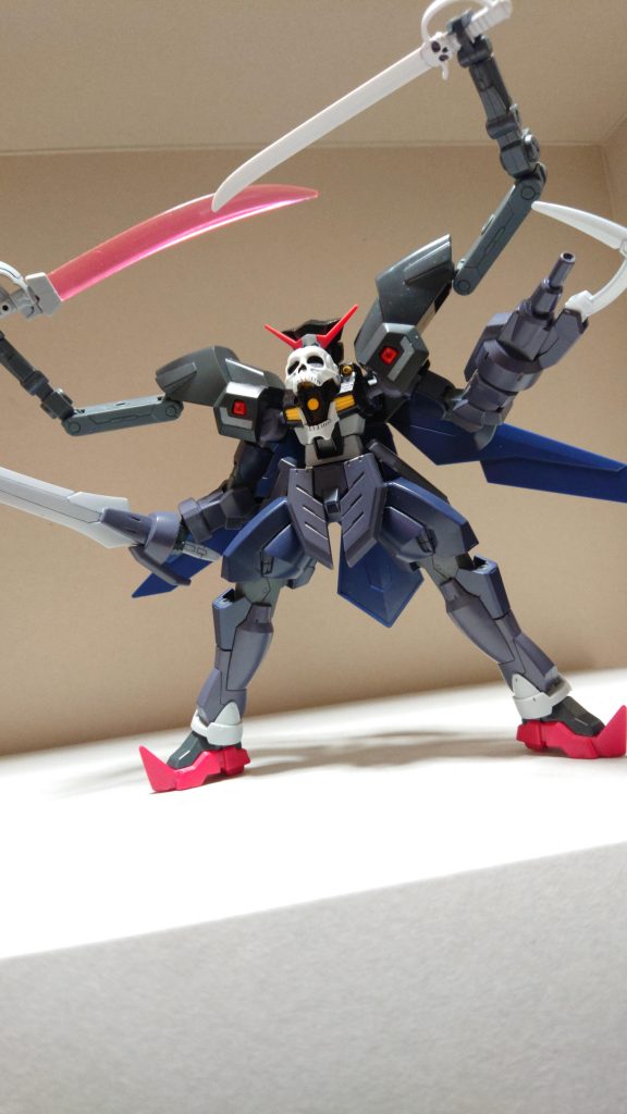 これがキャプテン・スカールの真の姿、『スカルフェイスモード』
実は頭部の顔はダミーであり、胴体のモノアイがメインカメラ。
頭部をコレクションしているのは頭を着け変えてオシャレをするためと言う設定。