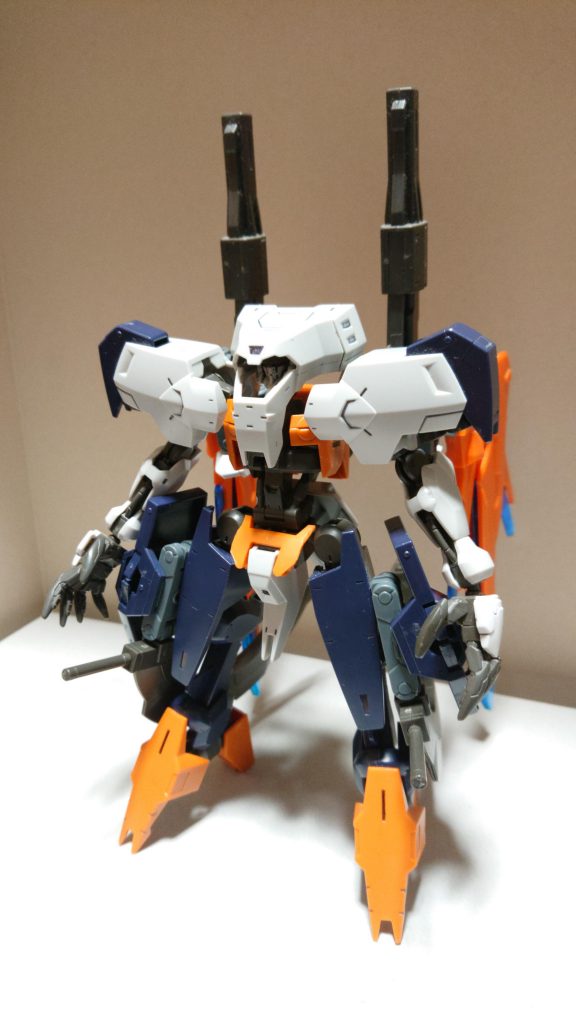 空中戦での戦闘を得意とする、ユーゴーベースのカスタム機という設定です。

頭部パーツをアスタロトオリジンの頭部に変え、背中にはスクランブルガンダムの翼と鉄血シリーズのカスタマイズパーツを装着。

手はバルバトスルプスレクスのモノを使用、足の装甲にアームアームズのジョイントと背負っていた円月刀を着けました。