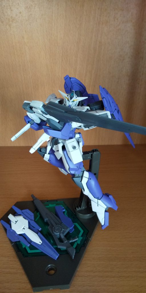 アクションポーズ２枚目
実体剣が欲しかったのと、
ガンダムエースで連載していた、ときた洸一先生とスタジオオルフェの千葉さんタッグ作品、ガンダムEXAで主人公がジンクスのバスターソード使った戦闘していたのが印象的だったので装備
手首パーツはリボーンズのものに変更、
可動域ギリギリですが改造、差し替え無しで両手でバスターソードを持てます