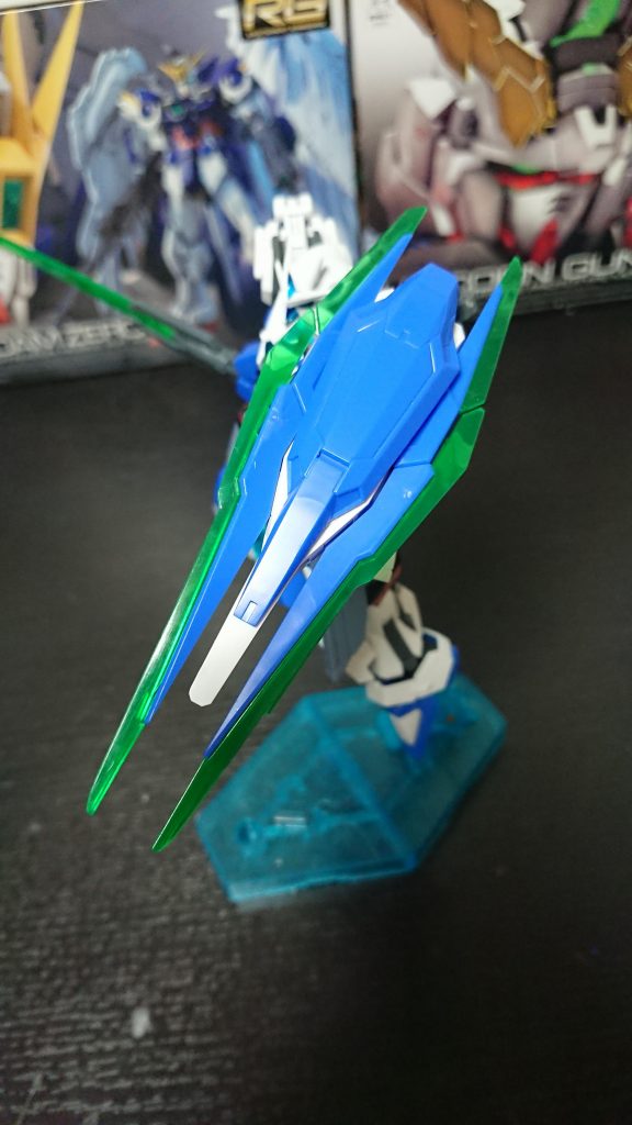 [GNソードビット]
太陽炉を使用する事で運用が可能となった兵装、遠隔操作で離れた敵にも対処出来るようになっており、時には攻撃を防ぐ盾となる場合もある。