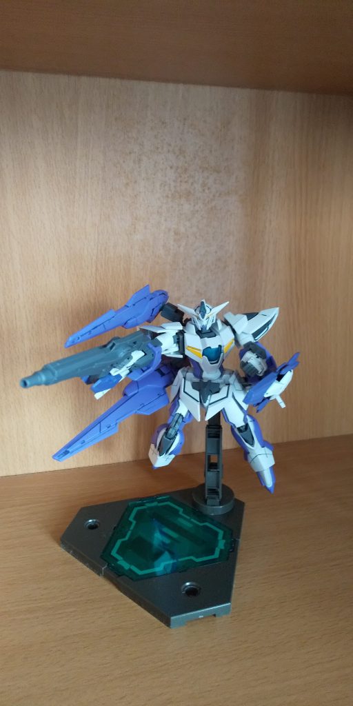 アクションポーズを１枚目
アイズガンダムの特徴である、
バインダーウイングは稼働ギミックそのままに使用
シールドはGジェネのリボーンズガンダムの攻撃シーンが良かったので、リボーンズのシールドに変更してます
ファンネルをオミットしてサブマシンガン風に使う設定
現実的なことを言うとアイズガンダムの大型シールドでは塗装ハゲの恐れがすごくあったので変更してます