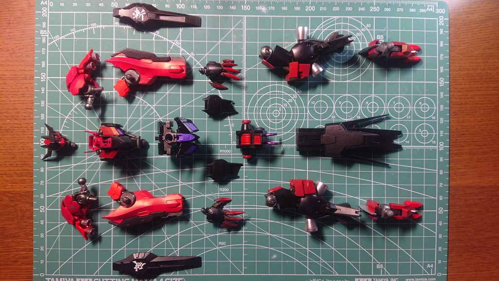 塗装&デカール終わり。色は全てガンダムマーカーですよ〜。フロントスカートの所とか、とがめ殿を思わせるカラーリングをしてるんですぜ。
組み上げて完成です。ここが1番ワクワクするまである。
トップコート吹きたい時に限って雨降るから、完成1歩手前状態が長引きイライラが……(  ¯−¯ )
でも完成した時、ニヤけちゃうんだよね、これが(●´ー`●)