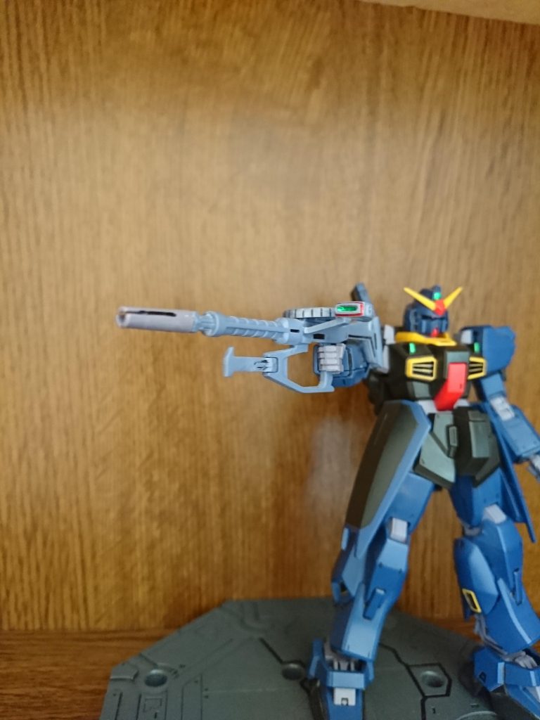 ハイザックのマシンガンを使いました。連邦のセンサーが好きです。シールと銃のバレルはmk-2のビームライフルのものです。かなり前に作ったので、変色してます(´д｀|||)