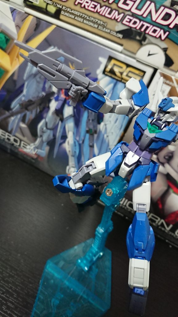 [小型ビームライフル]
その名の通り小型のビームライフル、威力は低いが連射性能は高く使い勝手が良い。