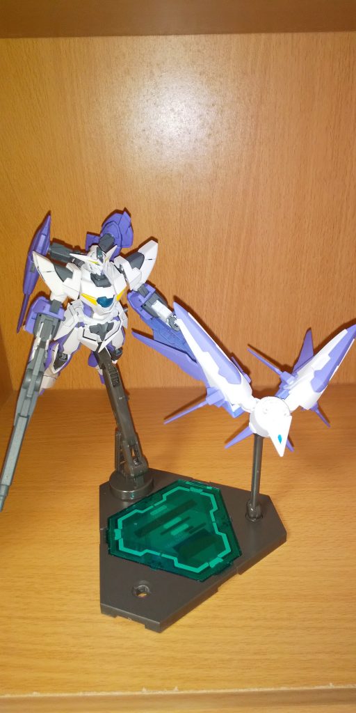 別角度から1枚
アメイジングエクシアのGNブースターですが、他の機体でもそのかっこよさは出せるよな、と直感し配色をアイズガンダムと同じ白&紫の配色にしています