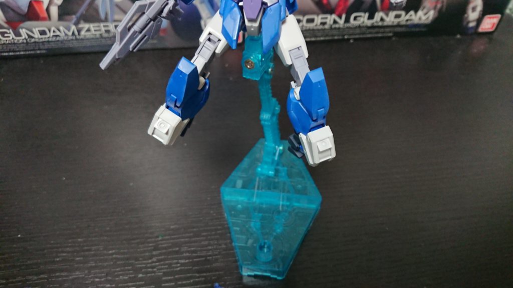 [グレネードミサイル]
使い切りのミサイル、接近戦にてマウントを取られた場合に使用する武装、威力はそこそこ高く、軍のMSなら余裕で破壊できる。