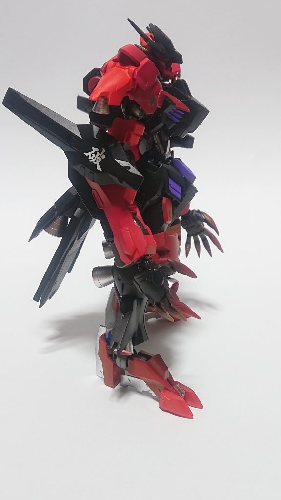 写真では左側面が多かったので右側面
左腕のスラスターには