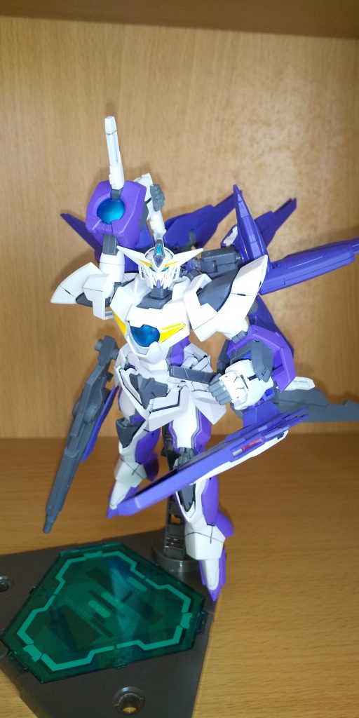 正面から１枚
先程の可動域確認写真の別角度からになります
写真ではポーズ決まってますが、背中に追加武装マシマシになってしまってますので、さすがに自立して立てなくなってしまいました

ビームライフルにもちょっと手を加えて、３mm穴空きのプラ棒を接着、サイドアーマーに加えていたボールジョイントに保持出来るようにしています