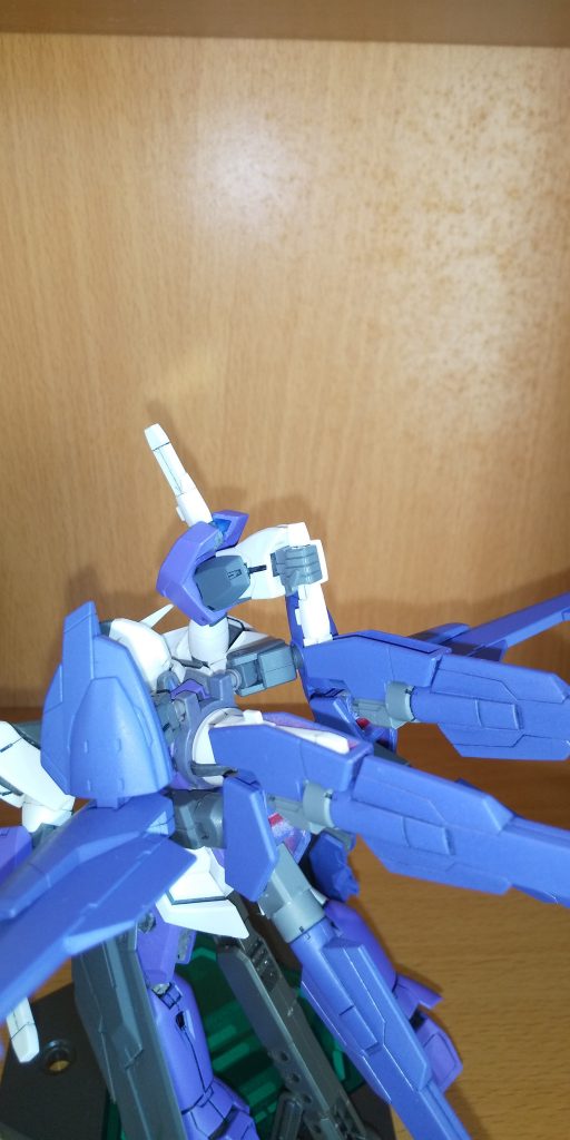 サイドから１枚
可動域は腕にもバインダー側も申し分なく動くので、差し換え無しでバインダーのビームサーベルを取れます

少し見える未塗装の赤色が見えるのはご容赦を