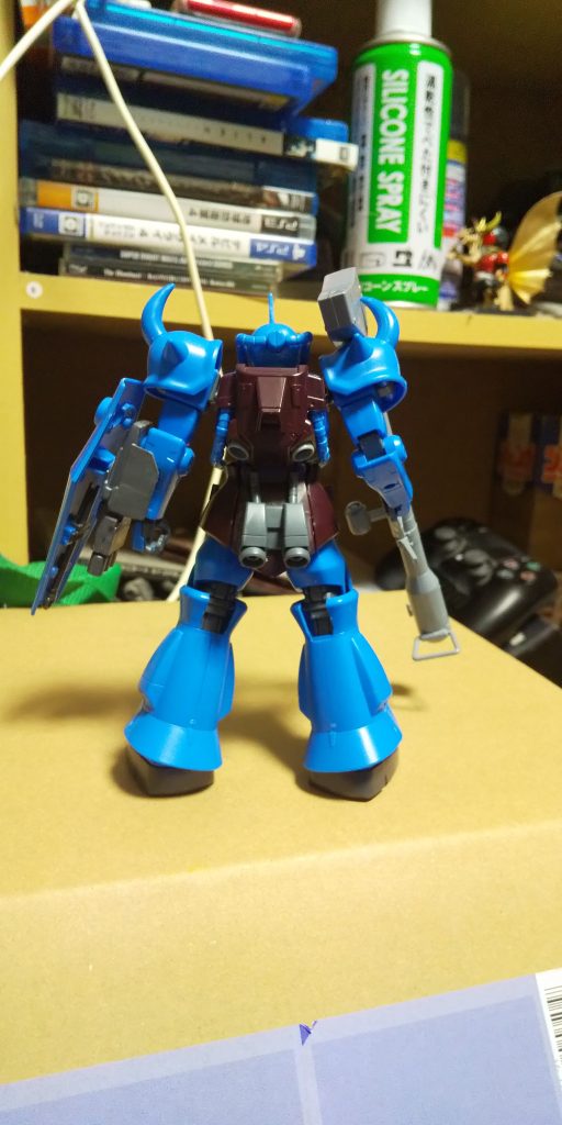 バックパックと腰ブロックをイフリートに変え、リアアーマーにグフR35のリアアーマーのブースターを接着。また、腰からバックパックに繋がるパイプをグフの物に手を加えて使用。