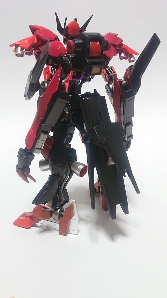 後面
ヴィダールはエイハブリアクターの固有周波数を誤魔化すために3つ目のリアクターを取り付けた、とあります。
しかしこの機体は、出力は十分であるガンダムフレームをも超える力を実現させるため、3つのエイハブリアクター稼働プランを実行。攻撃だけでなく腕部、脚部、腰部に取り付けられたバーニア・スラスターで高速移動、また空中でもかなり自由な姿勢制御を可能にしている。