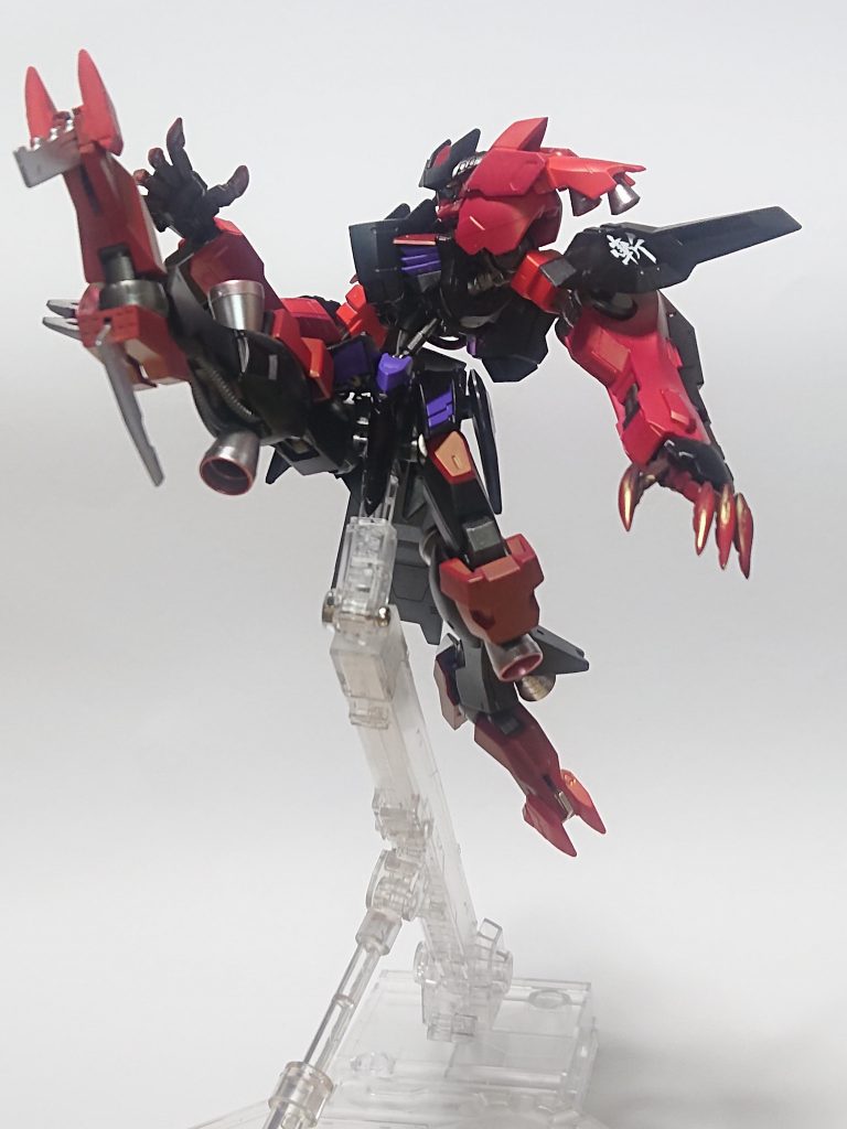 足に組み込まれた2種類のブレード。阿頼耶識による姿勢制御とバーニアで驚異的な力と速さにより、装甲が厚かろうと容易く切断する。