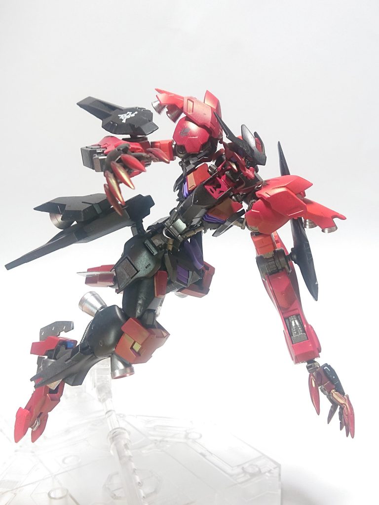 ルプスレクスで再現されたものよりもさらに硬度を上げたネイル。マニピュレーターとしての機能を半減させる代わりに指一本一本の強度も上げることによって刺突の強化。更には爪を立てるようにして薙ぎ払うことでも装甲の破壊を可能。武器を持たずして敵を斬る、この様が