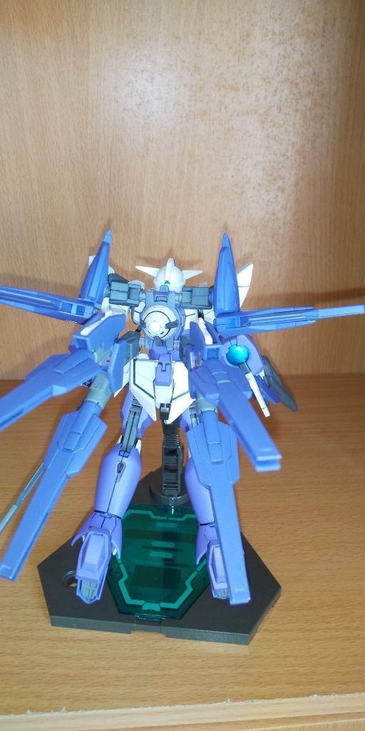 バックショットを１枚

アイズガンダムのニコイチ改造は、ウイングバインダーを取り付けるリングパーツの切り取り、上下接着となります
後述にリングパーツを投稿してるので見てみて頂ければと
リボーンズのファングパーツ部分を、ウイングバインダーと入れ換えて装備してます
この辺りはアイズ、リボーンズ、リバーシブルの共通ボールジョイントなので他にも色々出来そうです