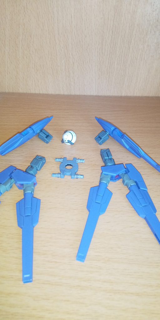 バック装備をバラしたものを１枚

アイズガンダムのウイングはリングパーツに可動アーム、リボーンズにもあるボールジョイントで構成されているので、装備に関しては取り付けの為の改造は不要でした
リングパーツも３mmプラ棒部分にポリキャップ取り付けなのでまだまだ改造に応用が効きそうです