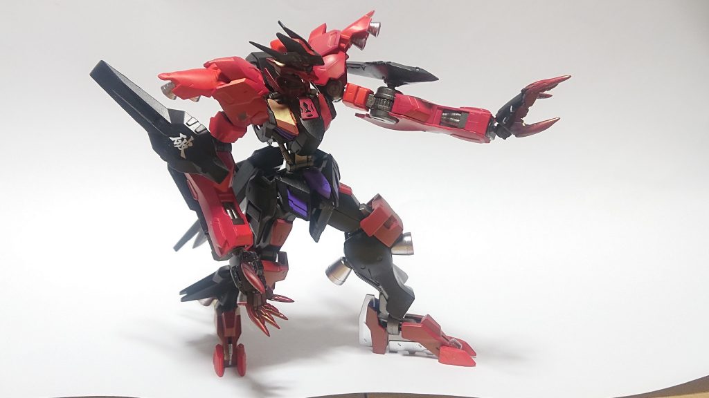 メイン写真を横から
七花が使う「虚刀流」の構えを実現させるために手首を改良。写真撮影中に右がポッキリ逝ったのはまた別の話…。