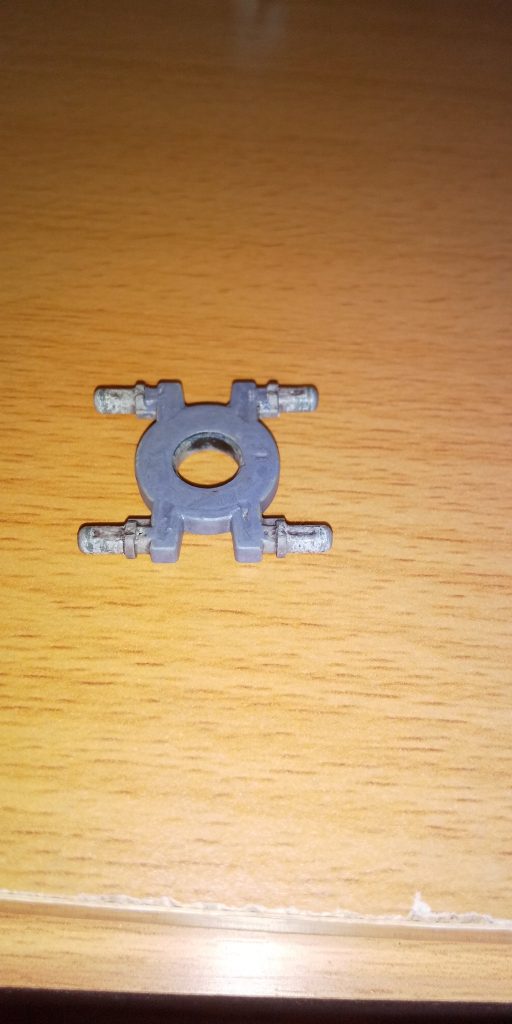 最後にリングパーツのアップ写真を

サフ吹き、乾燥終わったものですが接着強度上げる為、リング肉抜き部分にプラ板埋め込みとパテ埋めしています
自身で挑戦した改造ですが、リングパーツの上下分割がうまくいって良かったと安堵したパーツでもあります