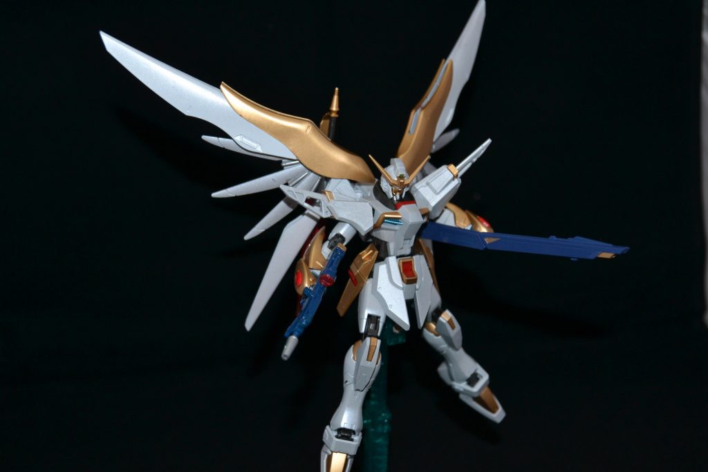 ビームライフルと名無し砲を構えて
ビームライフルはヴァリスを、名無し砲はコンクエスターにあったハドロンブラスターをイメージして塗装