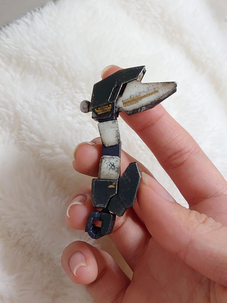 ウェザリングマスターのCセット、リアルタッチマーカー、水性ホビーカラー焼鉄色、ガンダムマーカーシャインシルバーを使って汚していきます♪