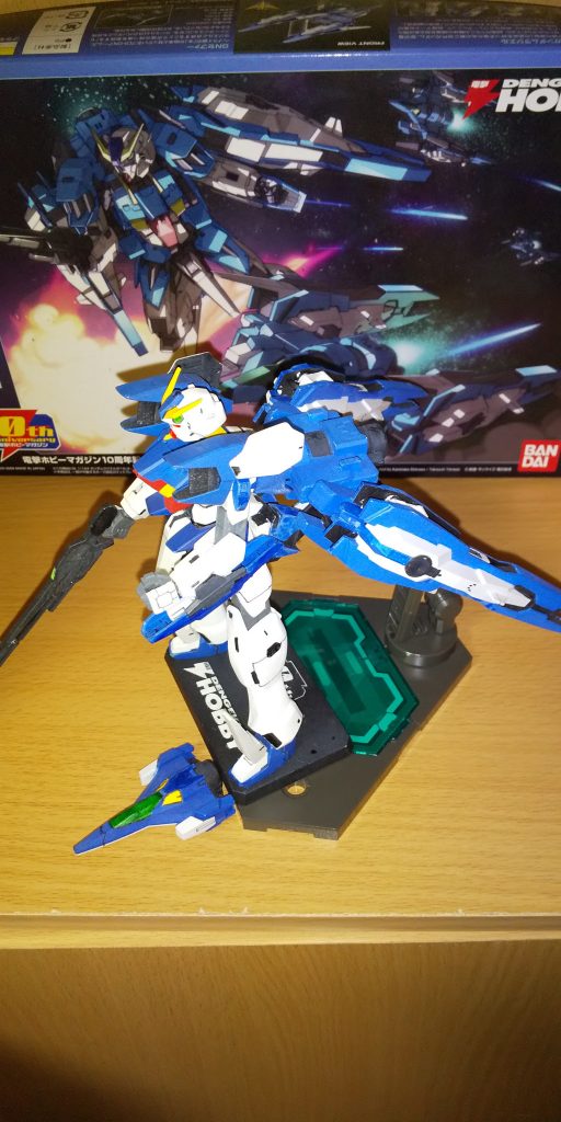 支援機GNセファーとのドッキングを1枚
GNセファーも筆塗りで仕上げました
セミスクラッチの宿業とも言える関節の弱さはどうしても解決出来ず、
本体だけなら自立して立てるのですが、
バック装備にGNセファー付けると支え無しでは無理でした