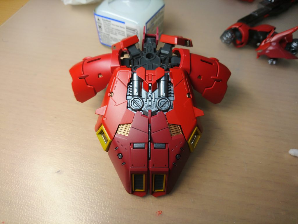 今回はガイアノーツさんの高級塗料をフレームなどに用いたので光沢が凄まじいですね