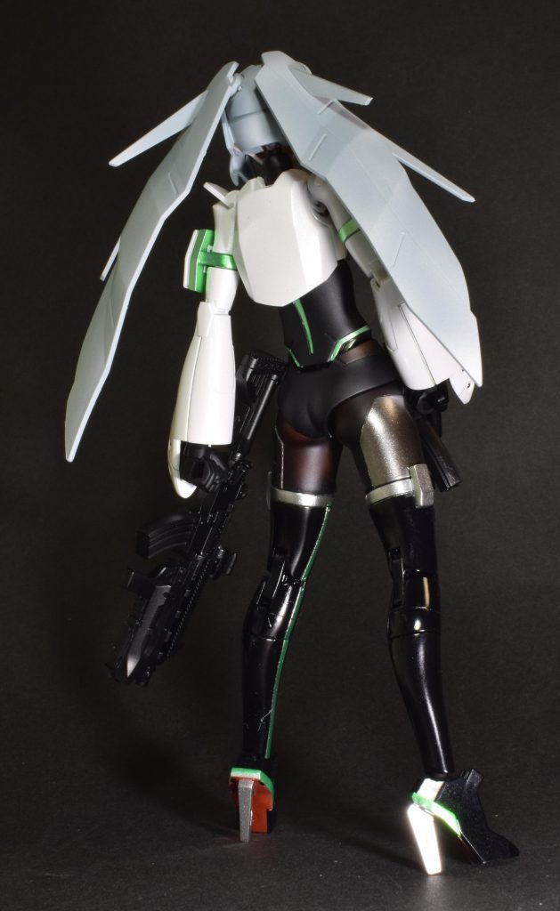 靴のソールは差し色で赤。